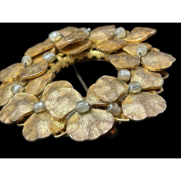 Miriam Haskell Gold tone Textured Clover Leaf Wreath Brooch Faux Glass Pearls - Picture 5 of 6